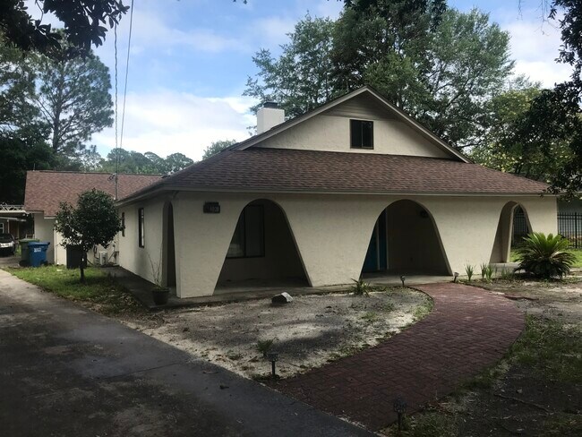 Building Photo - 1402 Robin Hood Rd