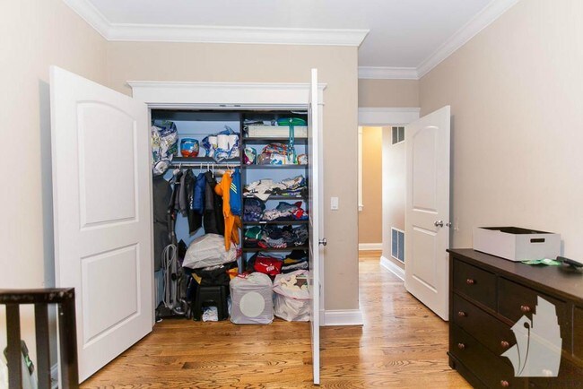 Building Photo - 814 W Buckingham Pl