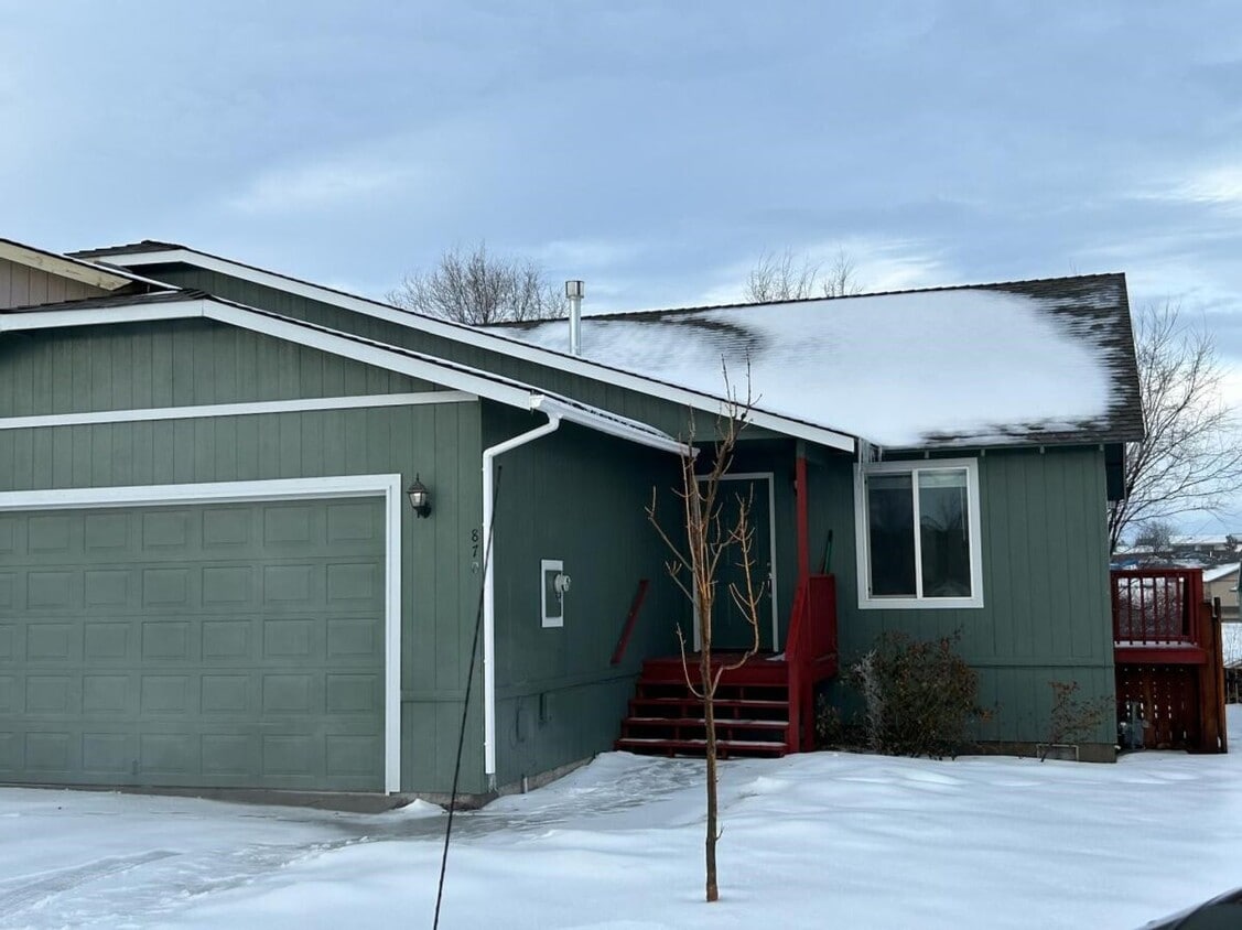 870 SE Strawberry Ln, Madras, OR 97741 House Rental in Madras, OR