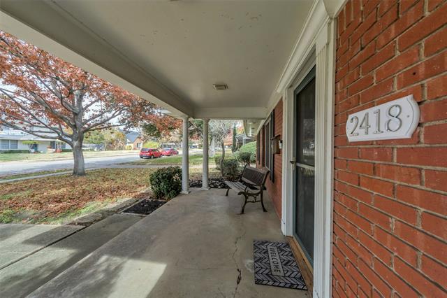 Building Photo - 2418 Summit Dr