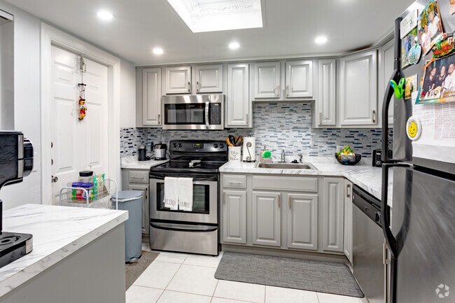 3BR, 2BA - 1,150SF - Kitchen - Bicycle Club
