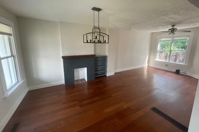 Bright & Open Living Room / Dining Room - 1449 E Long St