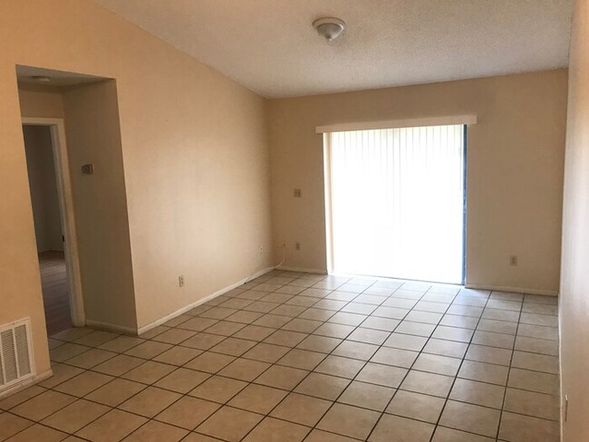 Building Photo - SPACIOUS 3/2 Duplex In Orlando! Great Price!