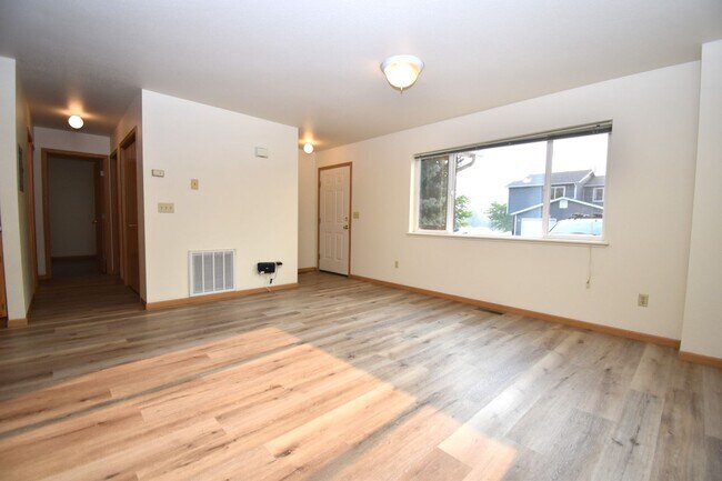 Foto del edificio - Beautiful 2 bedroom apartment with attached garage!