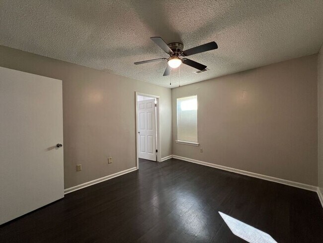 Building Photo - 3579 Russelwood Dr