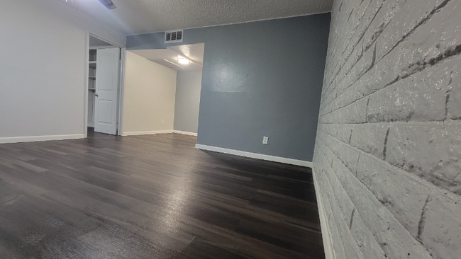 Foto del edificio - 1940 W University Dr