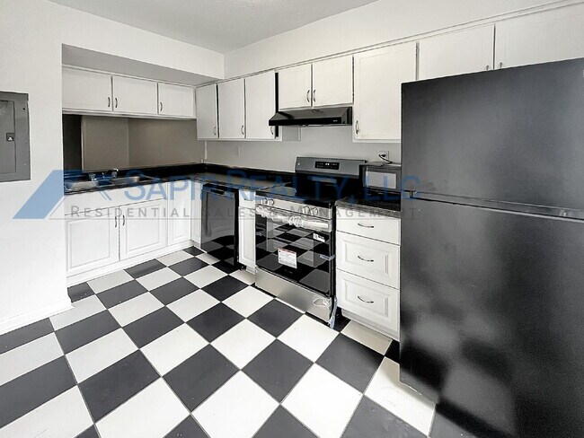 Building Photo - 6000 Regent Manor