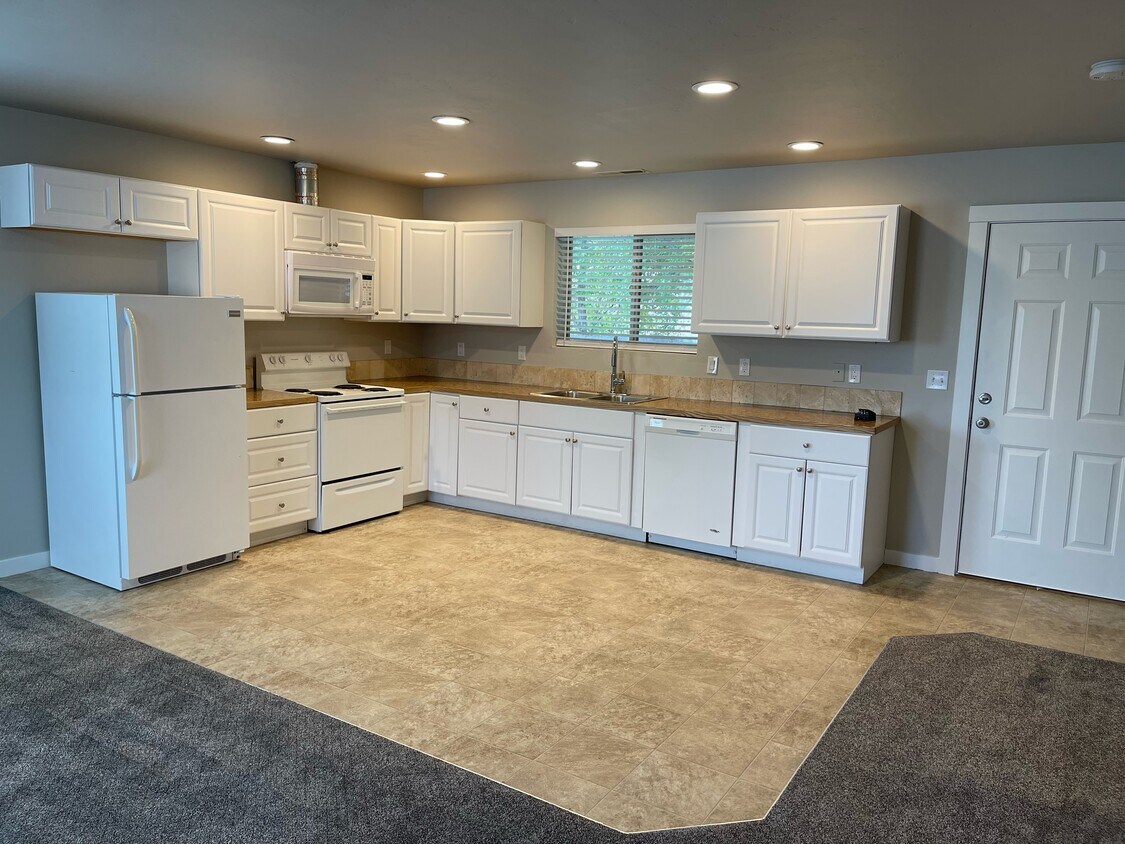 Kitchen - 119 S Diamond St