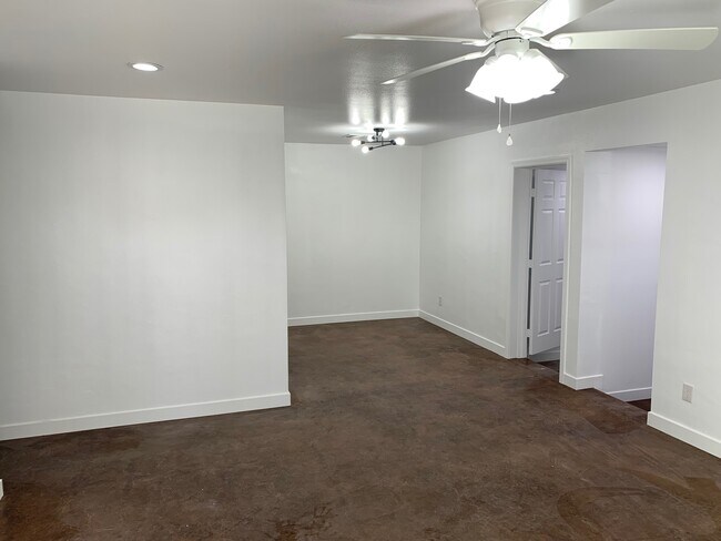 Building Photo - 9439 N 11th Ave
