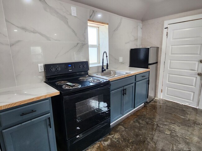 Building Photo - 405 E North St. Unit A