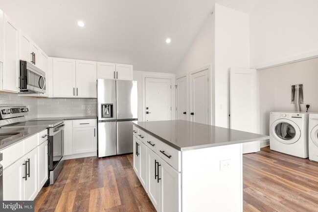 Foto del edificio - 7037 Ridge Ave