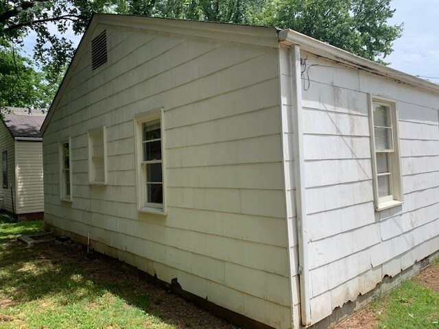 Building Photo - Cute House with Large Storage Building