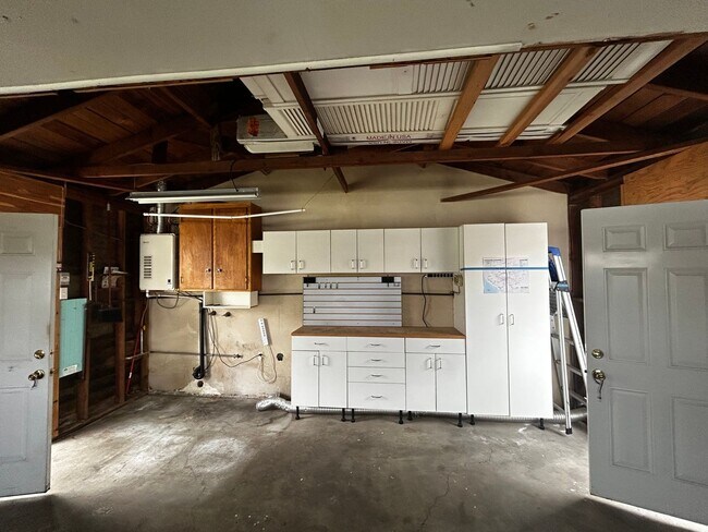 Building Photo - 3 Bedroom house two blocks from the shell ...