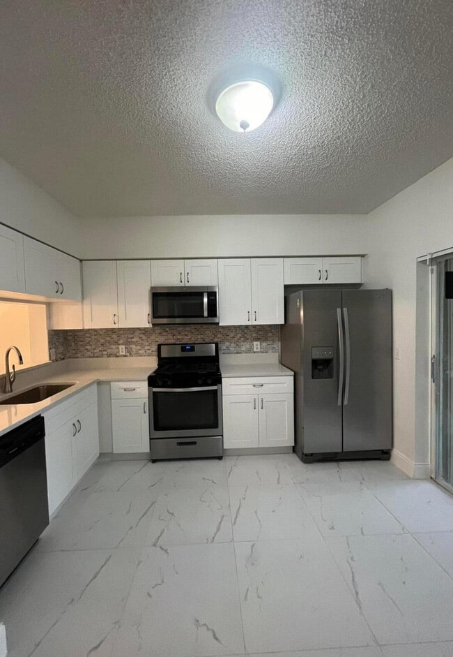 Building Photo - 7870 Dixie Beach Cir