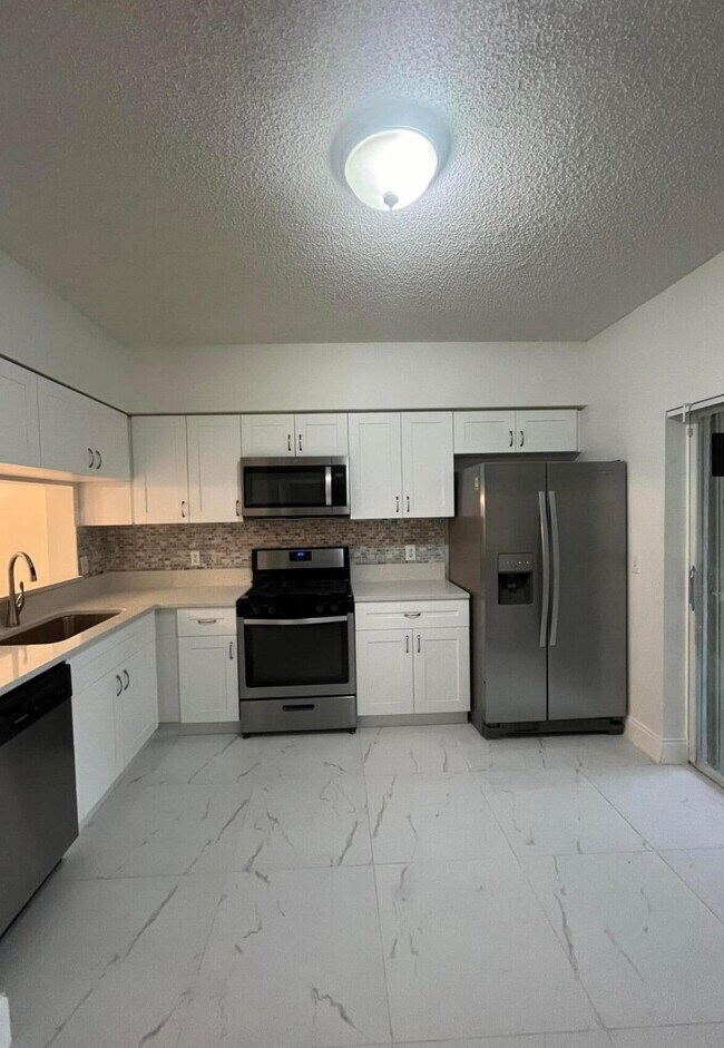 Foto del edificio - 7870 Dixie Beach Cir
