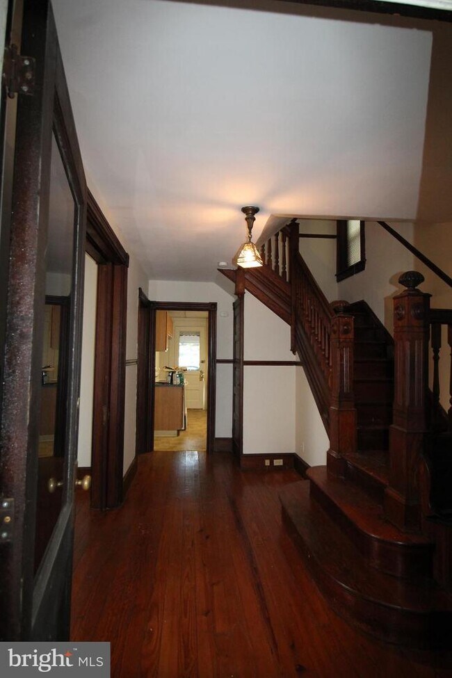 Building Photo - 409 W State St