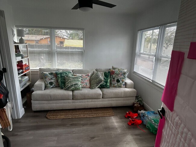 Foto del edificio - Cozy 2-Bedroom Home in the Heart of St. Petersburg