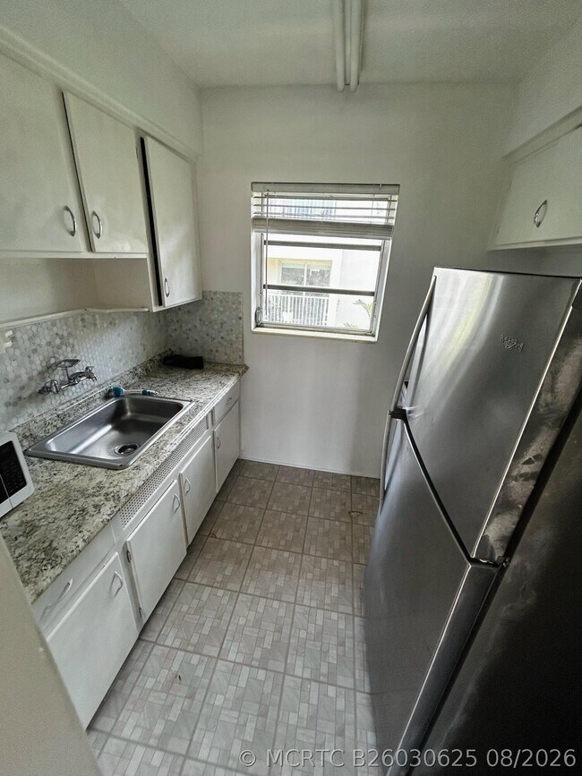 Foto del edificio - 661 SW 11th St