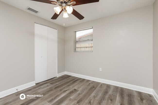 Building Photo - 906 Alaska Dr