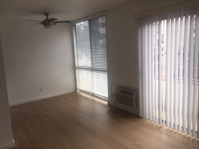 Foto del edificio - 10919 Wellworth Ave