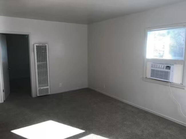 Building Photo - 2247 N Catalina St