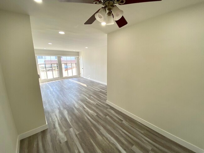 Building Photo - 336 S Doheny Dr