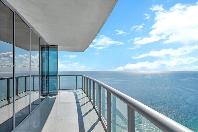 Foto del edificio - 17121 Collins Ave