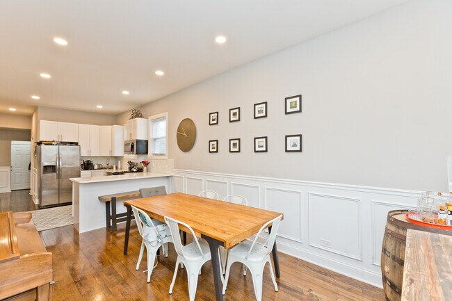 Foto del edificio - 2451 W Haddon Ave