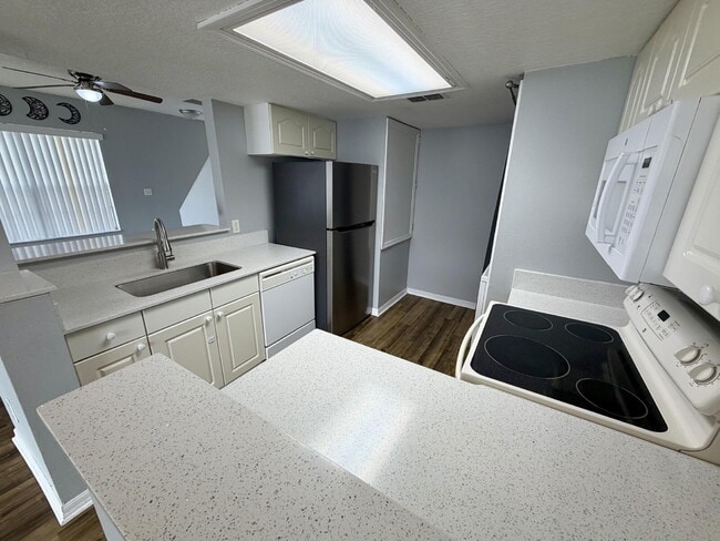 Foto del edificio - Spacious 3-Bedroom, 2-Bath Apartment in Davenport – Utilities Allowance Included