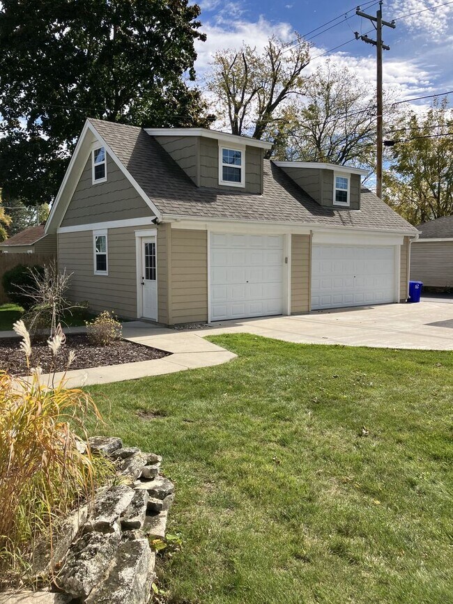 Foto del edificio - UPDATED UPPER DUPLEX IN PEWAUKEE!