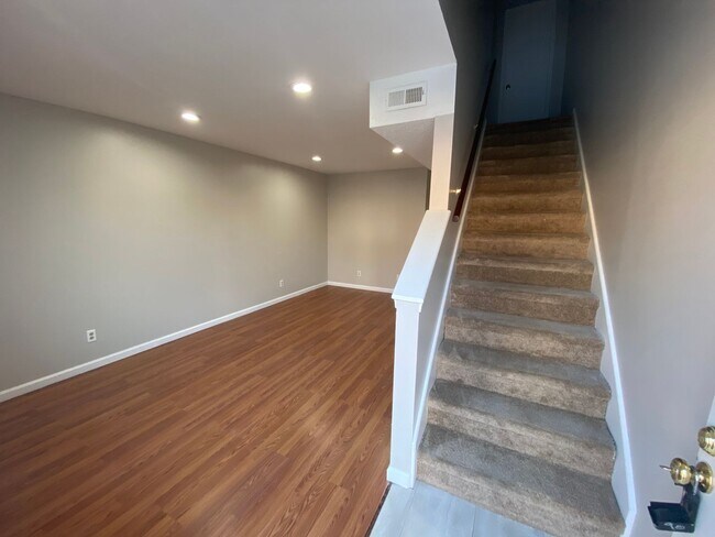 Building Photo - Spacious 2BR/1.5BA Townhome in Rossview Ar...