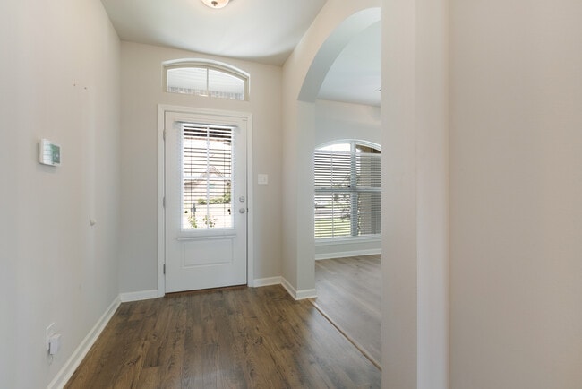 Foto del edificio - 700 Lakeshore Village Dr