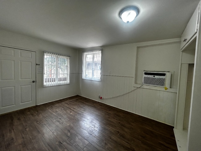 Building Photo - 1841 Mayflower Ave