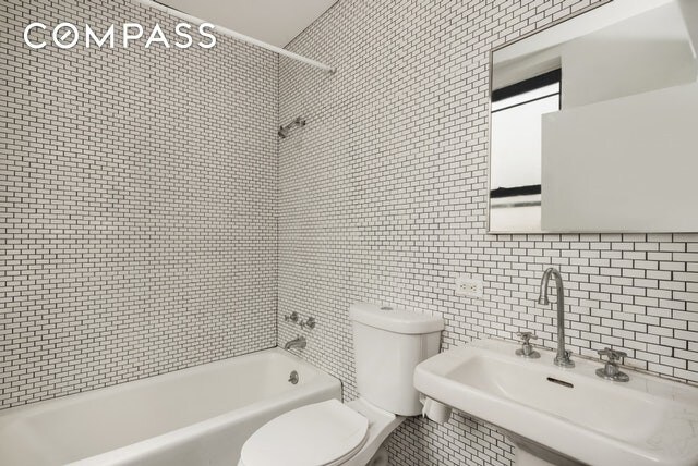 Foto del edificio - 293 E 10th St