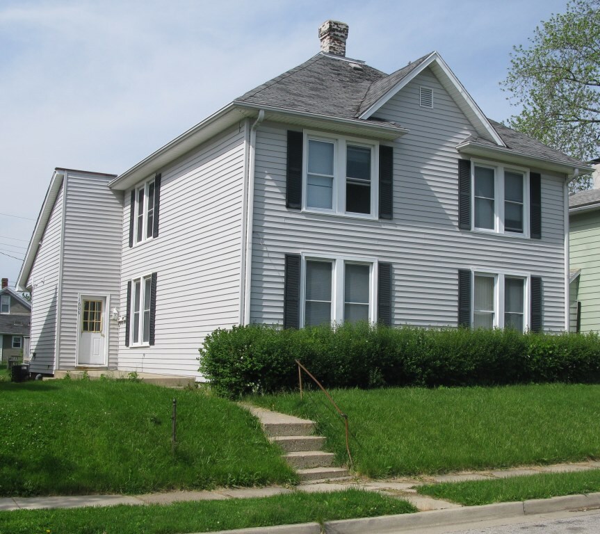 Front of Building - 1606 Grove St