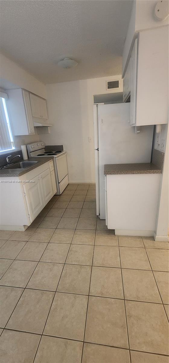 Building Photo - 6211 SW 37 Ct