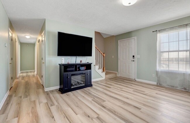 Building Photo - 102 Fresca Ct
