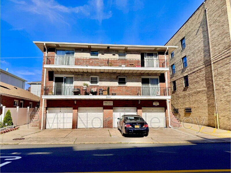 Foto principal - 9051 Palisade Ave