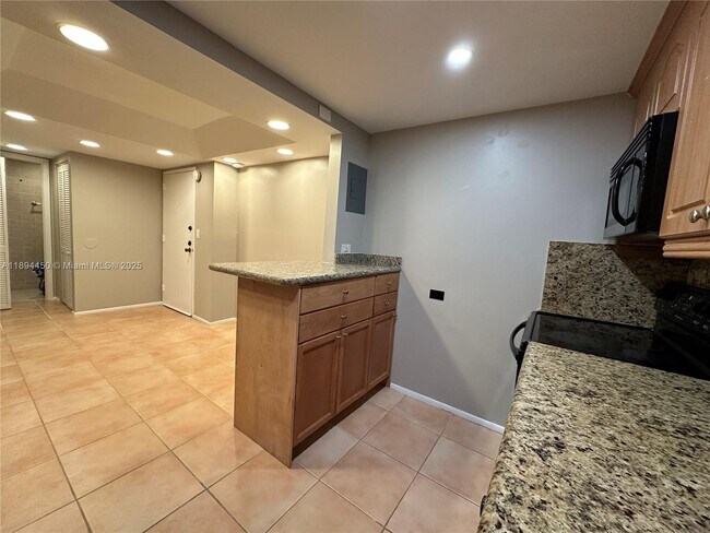 Building Photo - 3650 Inverrary Dr