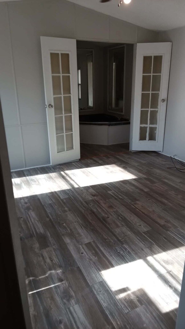 Foto del edificio - 30129 Butler Rd