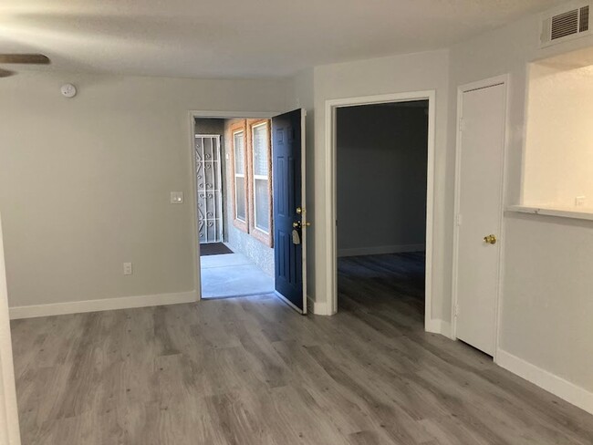 Building Photo - Gated 2 Bedroom first floor condo Silverad...