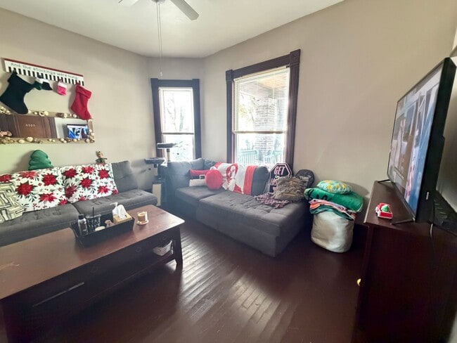 Building Photo - Spacious Three Bedroom Single Family near John Ball Zoo!