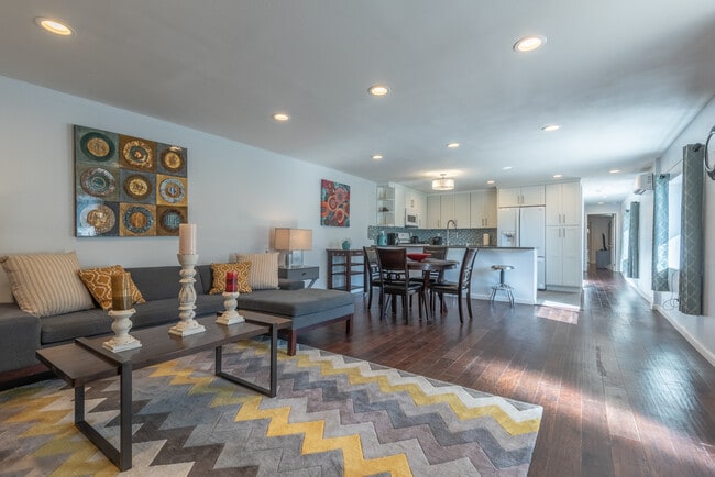 Living Room - 3617 Sunswept Dr