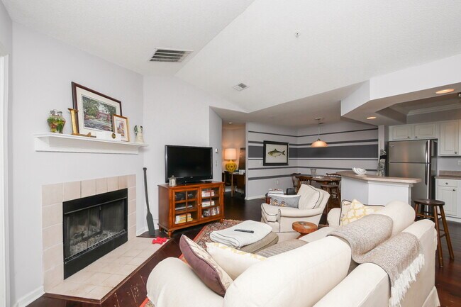 Foto del edificio - Summer House – 2BR/2BA Top-Floor Condo wit...