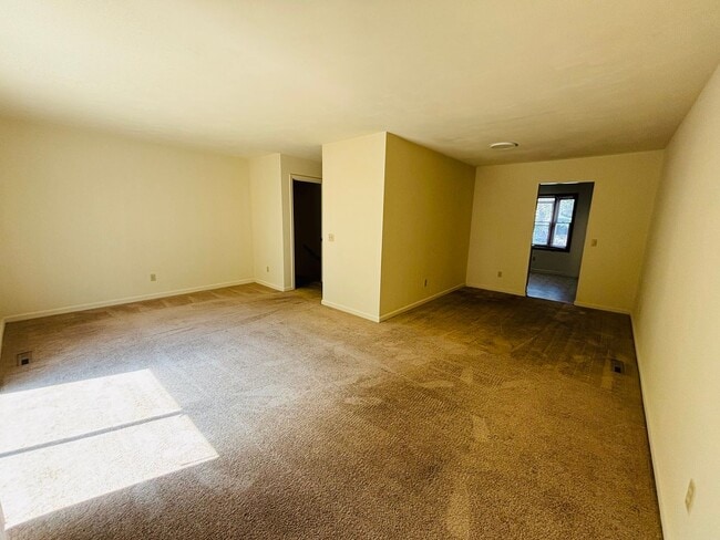 Building Photo - 4 Bedroom 3.5 Bath Townhouse