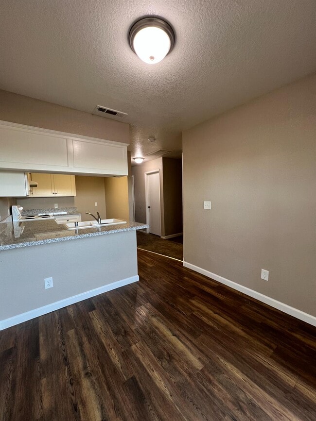 Foto del edificio - 1262 N Marks Ave