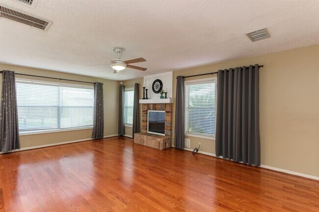 Building Photo - 2458 Parkwood Ln