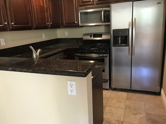 Building Photo - Spacious 1 bedroom Condo in UTC Area