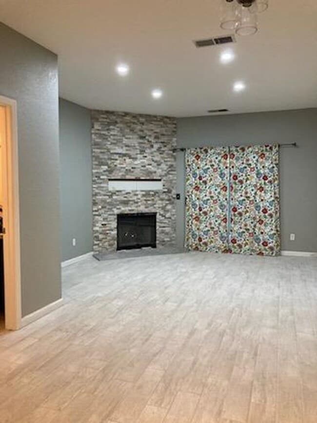 Building Photo - **Centrally Located in Santa Rosa!!**