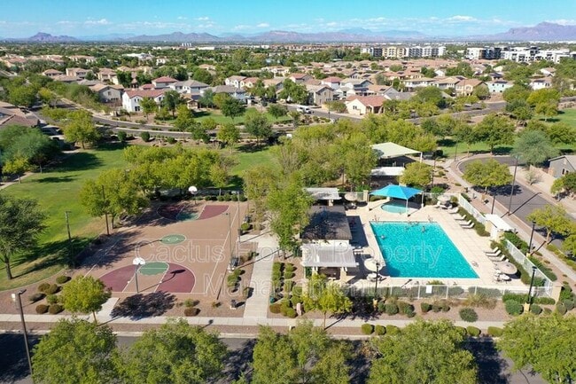 Building Photo - 2721 E Bart St